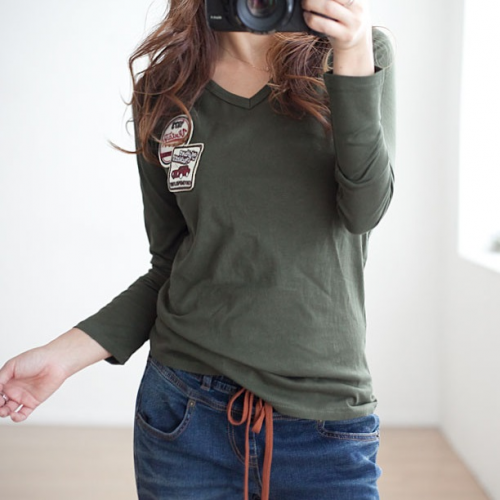 正韓  V領純棉徽章T上衣【YA74501】