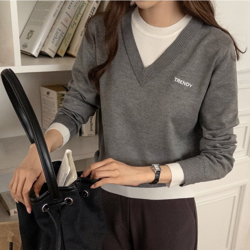 正韓  假兩件配色V領刺繡針織上衣【B74216】