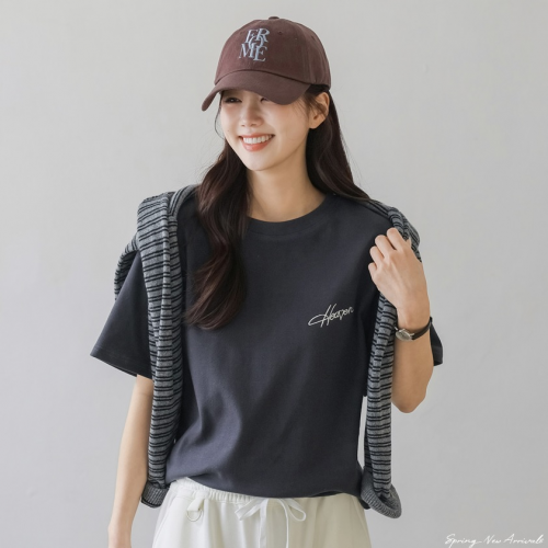 正韓 喜歡~剛好的長度簡單刺繡挺版 短袖t上衣【A74291】