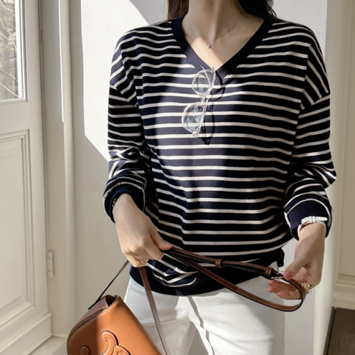 正韓  經典條紋配色V領 袖小徽章T上衣【W74203】