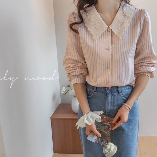 正韓  立體花朵刺繡 蕾絲領條紋襯衫【A74359】