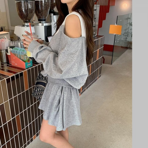 正韓  一套~休閒露肩挖空設計+短褲裙 套裝【A74372】