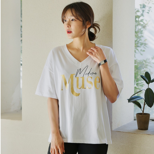 正韓 V領金色字母落肩T上衣【D75268】